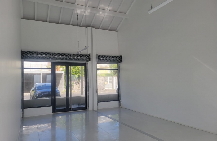 À louer : Local commercial neuf avec vitrine, vue mer et accès PMR, disponible fin décembre 2023