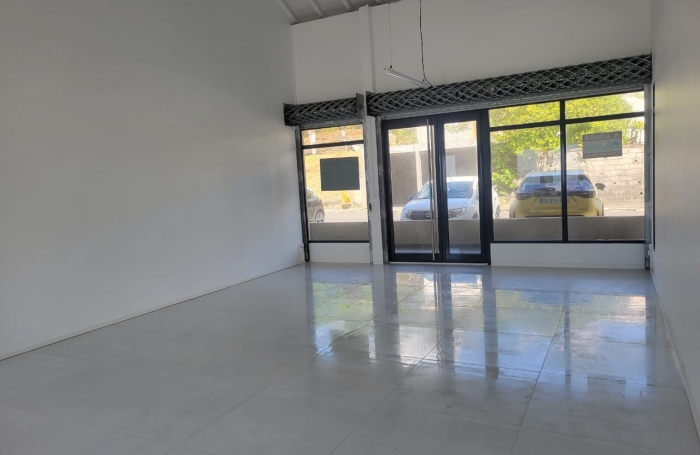 À louer : Local commercial neuf avec vitrine, vue mer et accès PMR, disponible début 2025