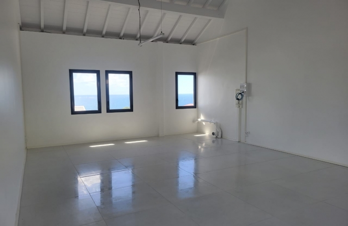 À louer : Local commercial neuf avec vitrine, vue mer et accès PMR, disponible début 2025