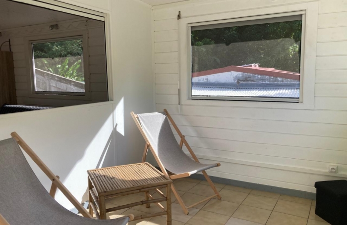 À LOUER À BAILLIF   APPARTEMENT T 3 MEUBLE ET CLIMATISE  DE 95 M2 - QUARTIER CALME