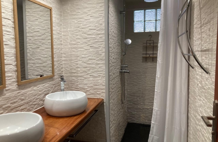 À LOUER À BAILLIF   APPARTEMENT T 3 MEUBLE ET CLIMATISE  DE 95 M2 - QUARTIER CALME