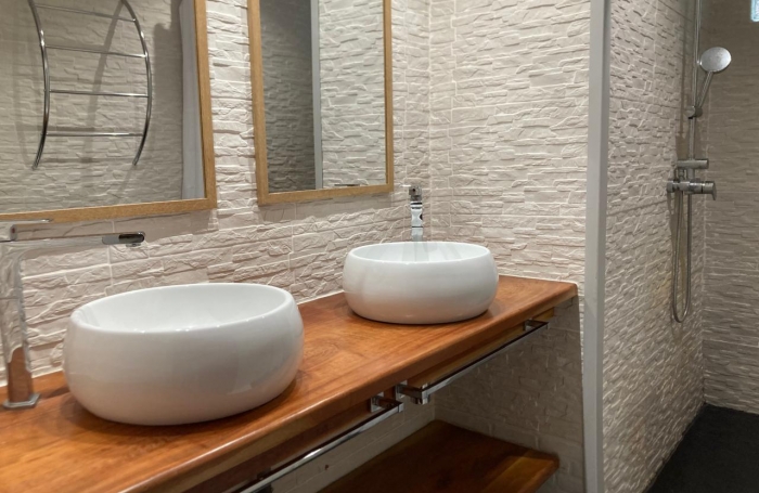 À LOUER À BAILLIF   APPARTEMENT T 3 MEUBLE ET CLIMATISE  DE 95 M2 - QUARTIER CALME