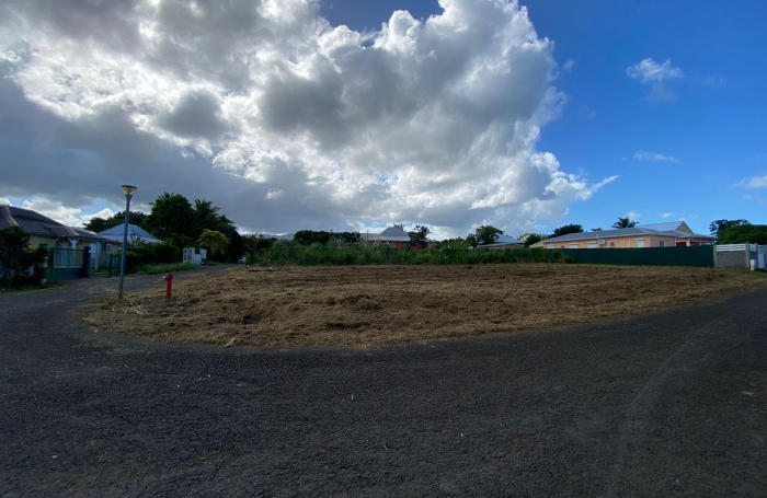 Beau terrain viabilisé de 940m2 à la vente à Sainval Sainte Rose.