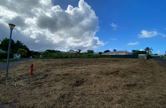 Beau terrain viabilisé de 940m2 à la vente à Sainval Sainte Rose.