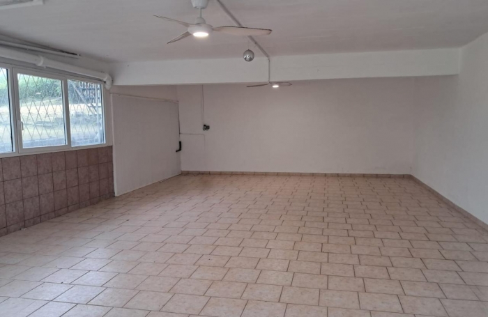 SAINT-CLAUDE -À louer   Local professionnel lumineux de 60 m2 en rez-de-jardin