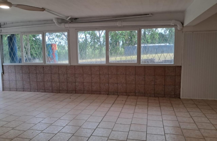 SAINT-CLAUDE -À louer   Local professionnel lumineux de 60 m2 en rez-de-jardin