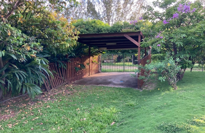 SAINT-CLAUDE -À louer   Local professionnel lumineux de 60 m2 en rez-de-jardin