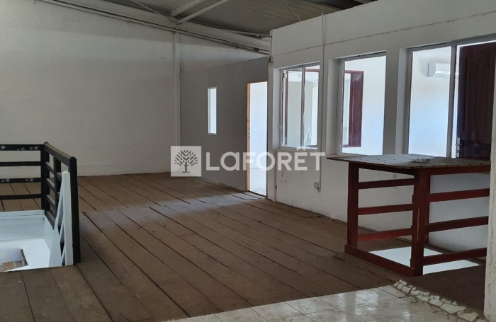 Location Local commercial 247m² Baillif