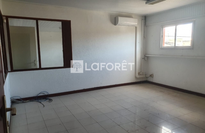 Location Local commercial 247m² Baillif