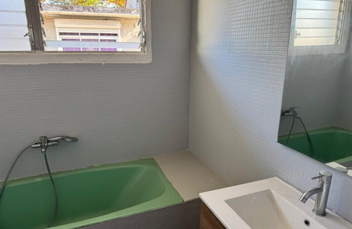 CAPESTERRE - IMMEUBLE DE RAPPORT - RUE MARCHANDE