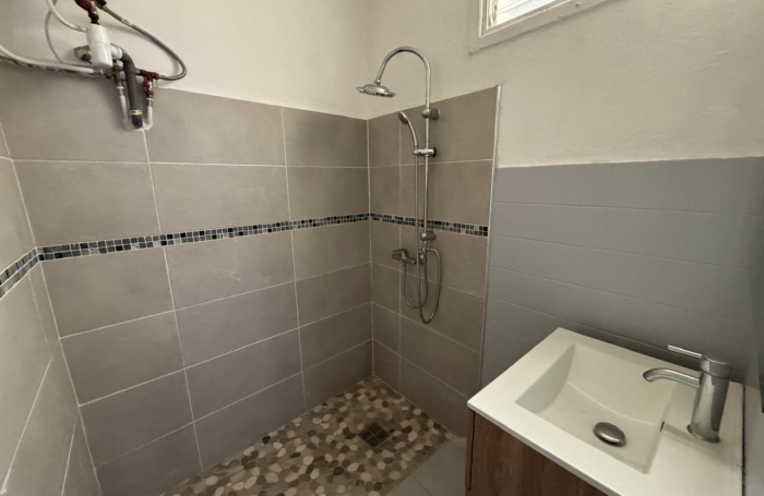 CAPESTERRE - IMMEUBLE DE RAPPORT - RUE MARCHANDE