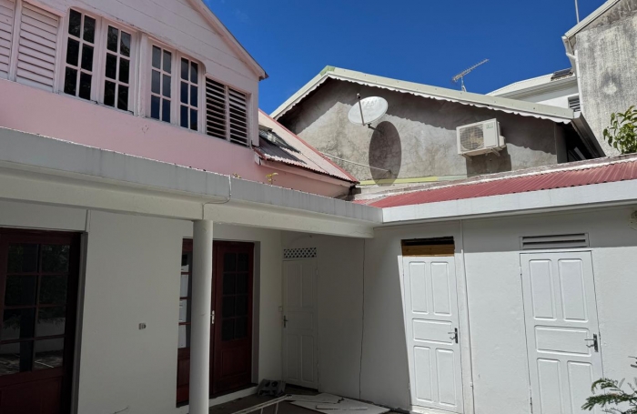 BASSE TERRE - maison de ville avec cour - idéal investisseur