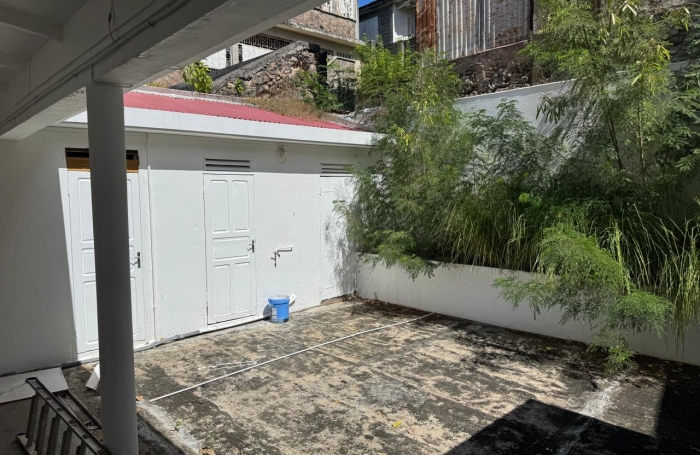 BASSE TERRE - maison de ville avec cour - idéal investisseur