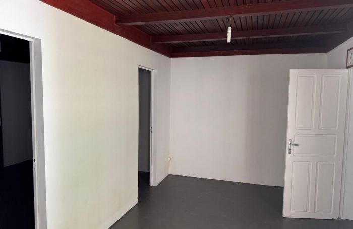 BASSE TERRE - maison de ville avec cour - idéal investisseur