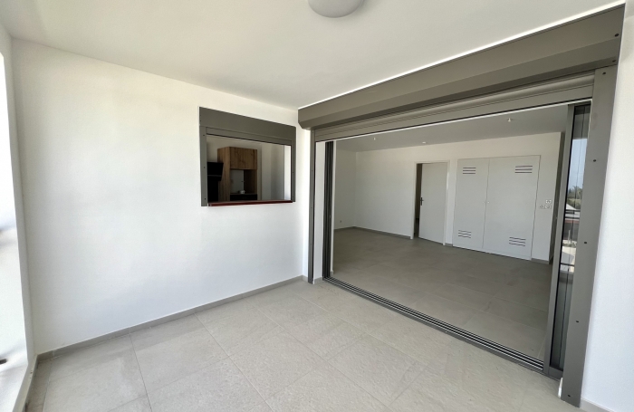 Appartement T2 neuf non meublé avec belle vue mer dans une petite résidence de standing avec piscine.