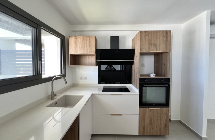 Appartement T2 neuf non meublé avec belle vue mer dans une petite résidence de standing avec piscine.