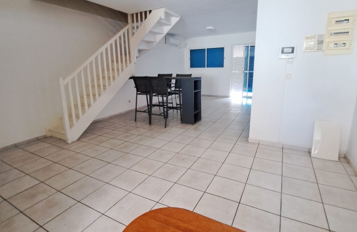 BEL APPARTEMENT T3 DUPLEX IDEALEMENT SITUE AVEC COUR