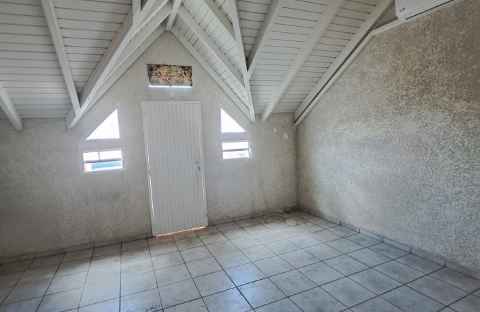 BEL APPARTEMENT T3 DUPLEX IDEALEMENT SITUE AVEC COUR