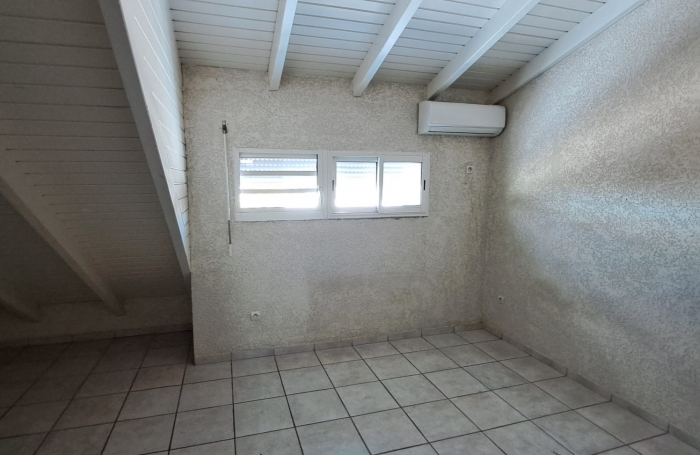 BEL APPARTEMENT T3 DUPLEX IDEALEMENT SITUE AVEC COUR