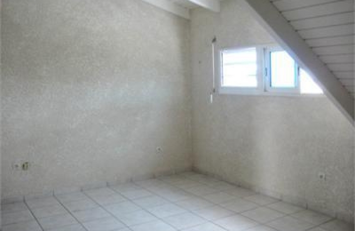 BEL APPARTEMENT T3 DUPLEX IDEALEMENT SITUE AVEC COUR