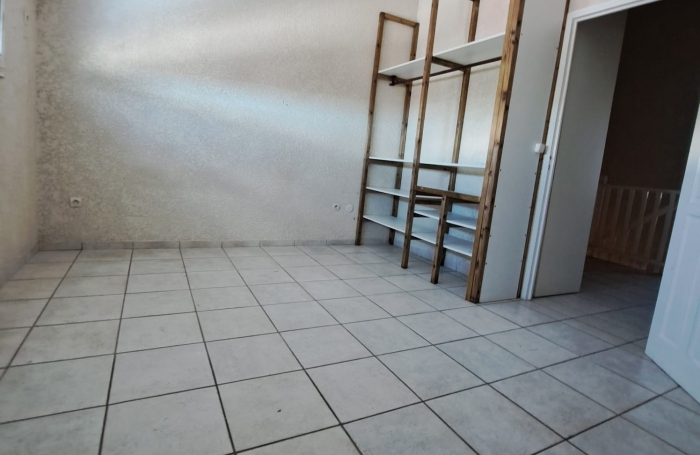 BEL APPARTEMENT T3 DUPLEX IDEALEMENT SITUE AVEC COUR