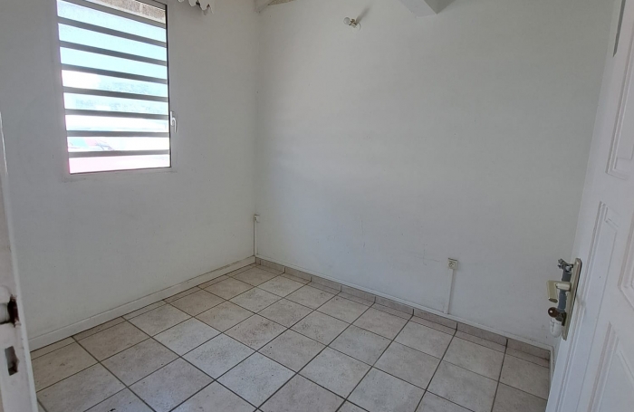 BEL APPARTEMENT T3 DUPLEX IDEALEMENT SITUE AVEC COUR