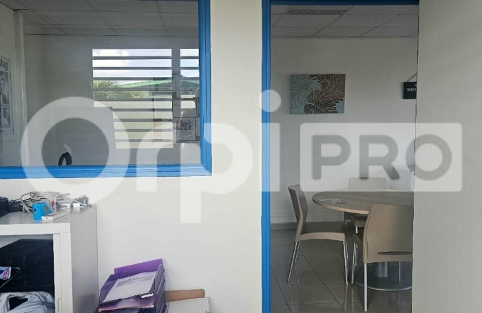 Local rdc d'environ 71 m²  à Jarry