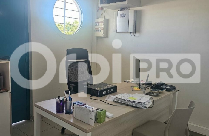 Local rdc d'environ 71 m²  à Jarry