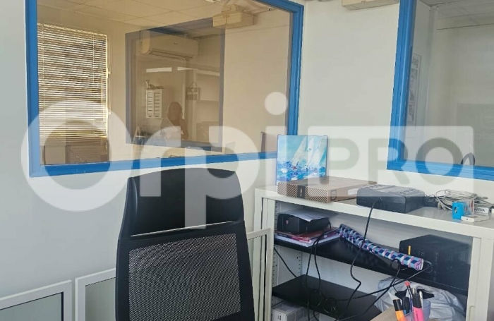 Local rdc d'environ 71 m²  à Jarry