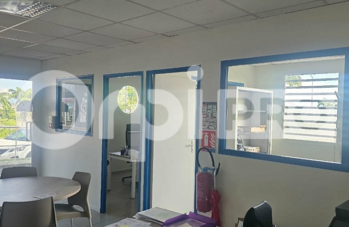 Local rdc d'environ 71 m²  à Jarry