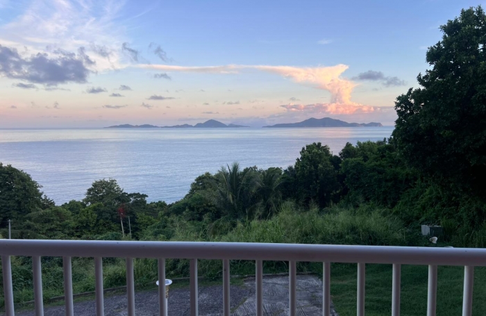 TROIS RIVIERES COCOYER APPARTEMENT DUPLEX T4 VUE MER SUR LES SAINTES