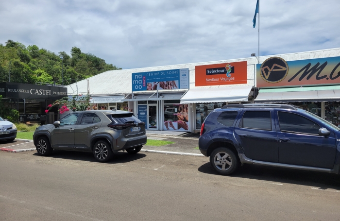 Emplacement génial : face au centre LECLERC un local de 57 m2 + terrasse 35 m2