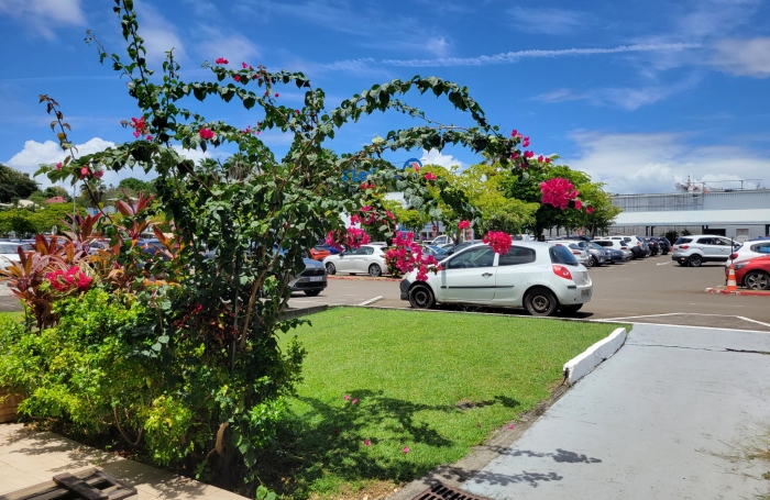 Emplacement génial : face au centre LECLERC un local de 57 m2 + terrasse 35 m2