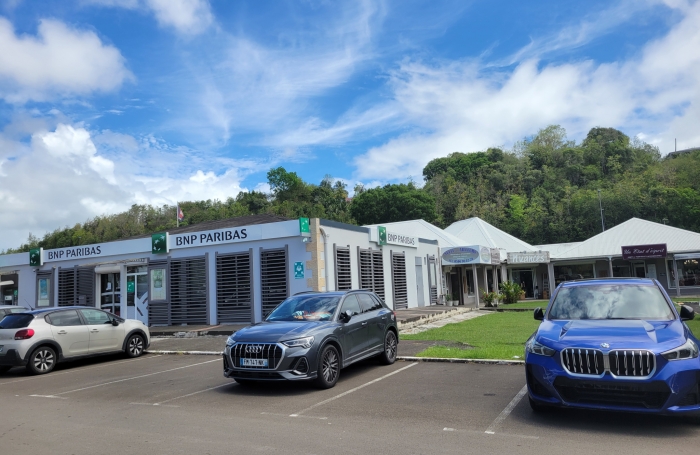Emplacement génial : face au centre LECLERC un local de 57 m2 + terrasse 35 m2