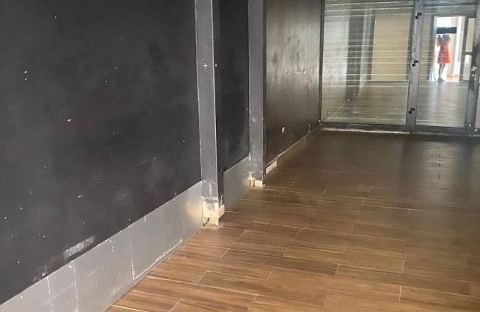 Emplacement génial : face au centre LECLERC un local de 57 m2 + terrasse 35 m2