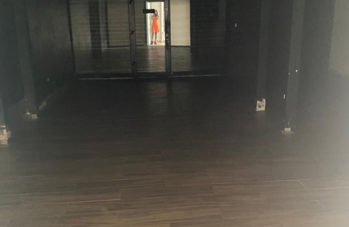 Emplacement génial : face au centre LECLERC un local de 57 m2 + terrasse 35 m2