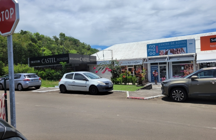 Emplacement génial : face au centre LECLERC un local de 57 m2 + terrasse 35 m2
