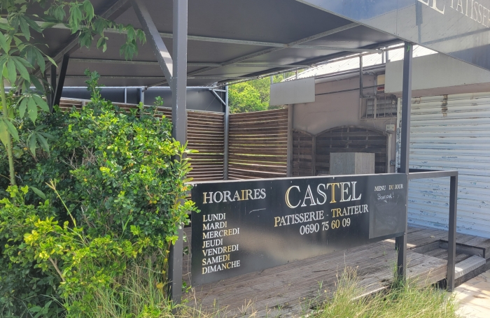 Emplacement génial : face au centre LECLERC un local de 57 m2 + terrasse 35 m2