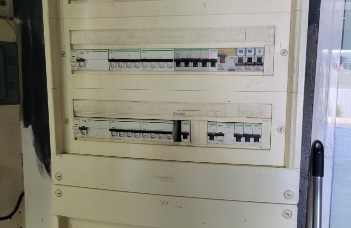 Emplacement génial : face au centre LECLERC un local de 57 m2 + terrasse 35 m2