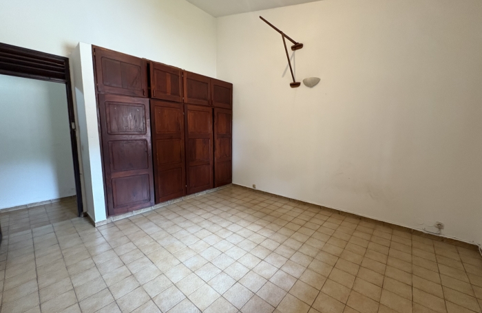 LOCAL PROFESSIONNEL AVENUE PATRICK SAINT ELOI LES ABYMES