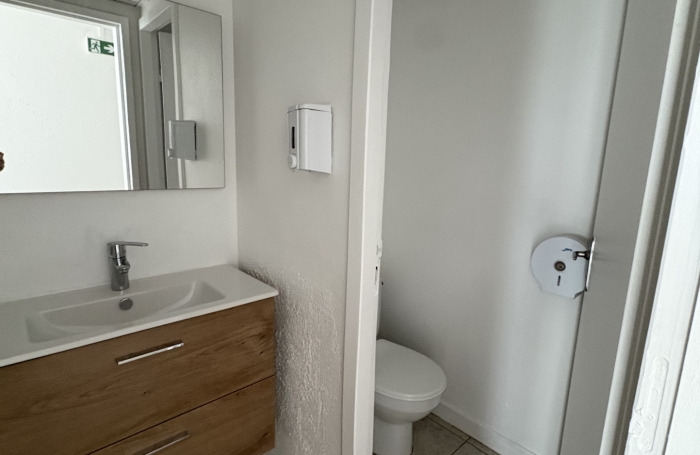 LOCAL COMMERCIAL 200M2  ZONE ARNOUVILLE