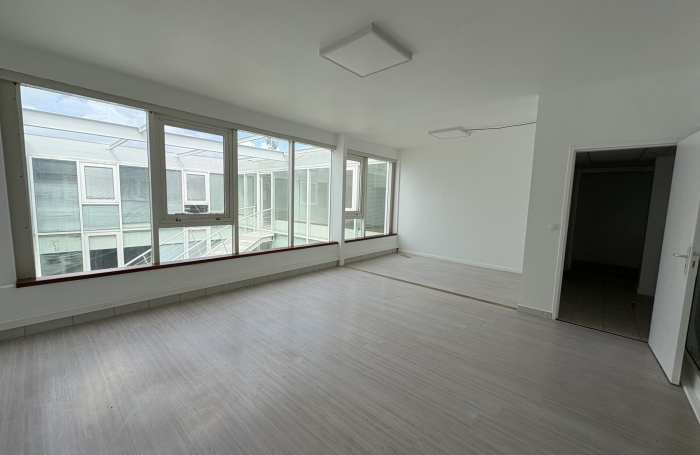 LOCAL COMMERCIAL 200M2  ZONE ARNOUVILLE