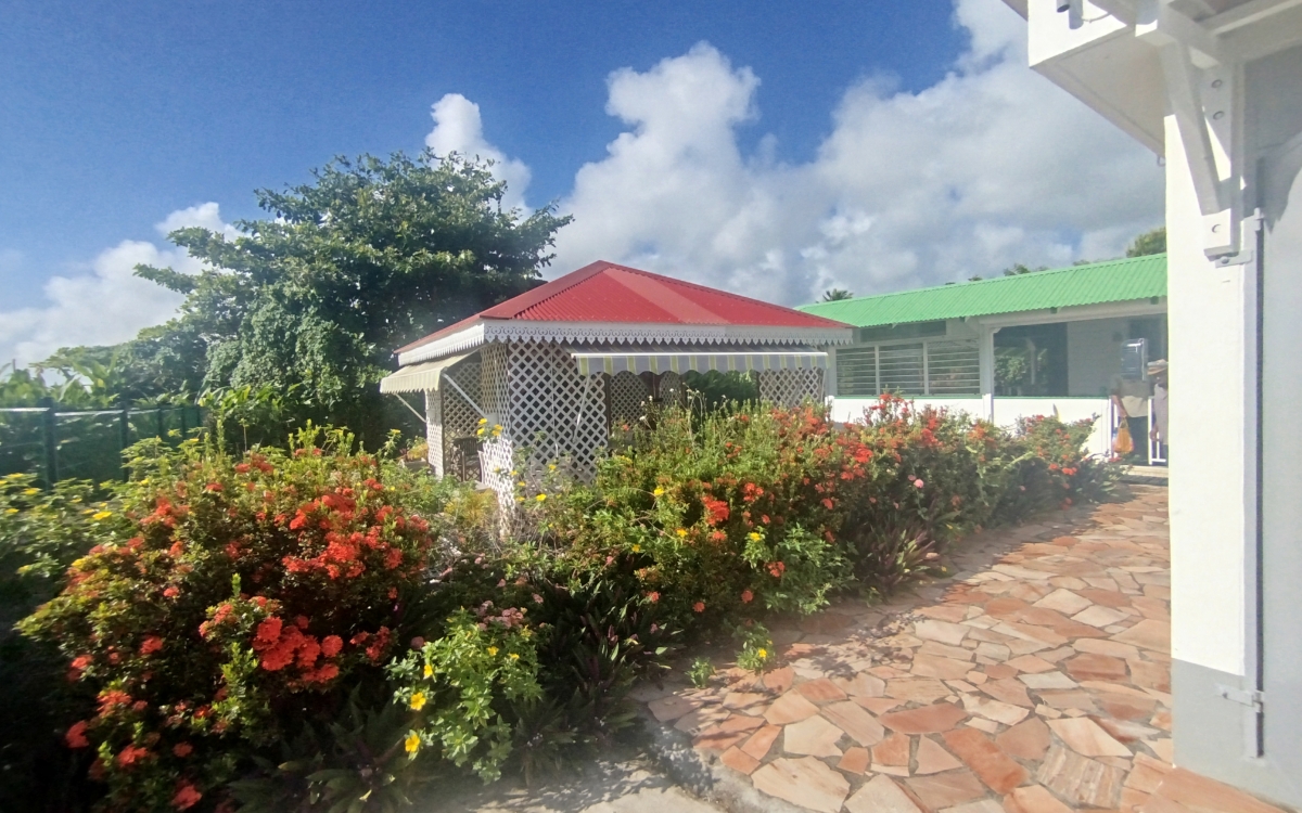 maison 250m2 4 chambres 2 sdb 1598m2terrain + carbet 340000&euro;