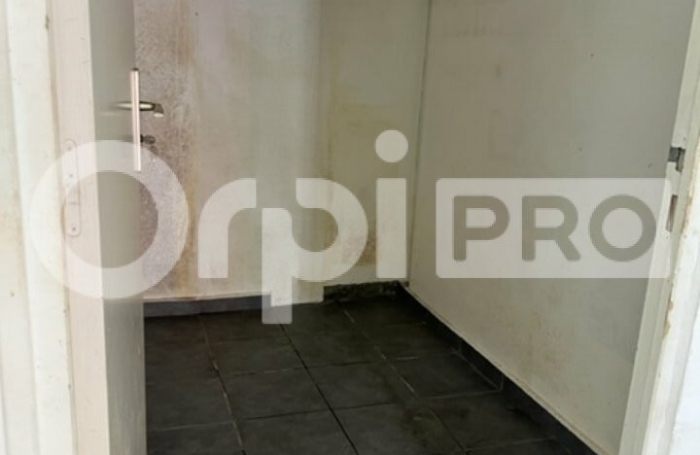 Local commercial d'environ 61 m²