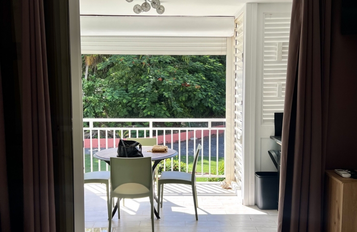 APPARTEMENT ANSE DES ROCHERS JOLIE VUE MER ET PISCINE