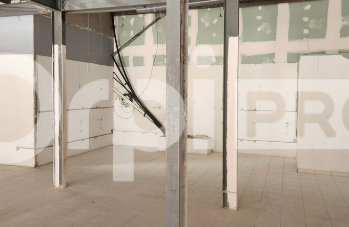 Orpi Boutarel vous propose de louer un entrep&ocirc;t au centre de Jarry