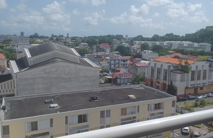 POINTE-A-PITRE : APPARTEMENT T4 AVEC VUE DEGAGEE