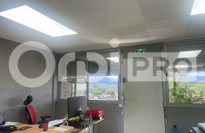 Avec ORPI BOUTAREL louez 52M2 de Bureaux &agrave; jarry