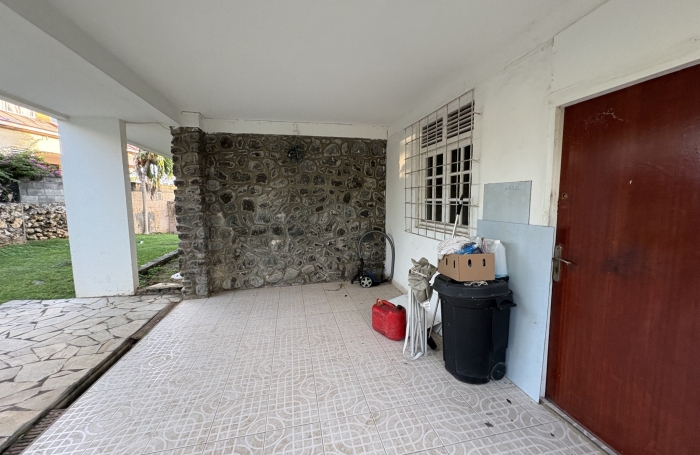 MAISON T6 AVEC PISCINE SECTEUR PERINET