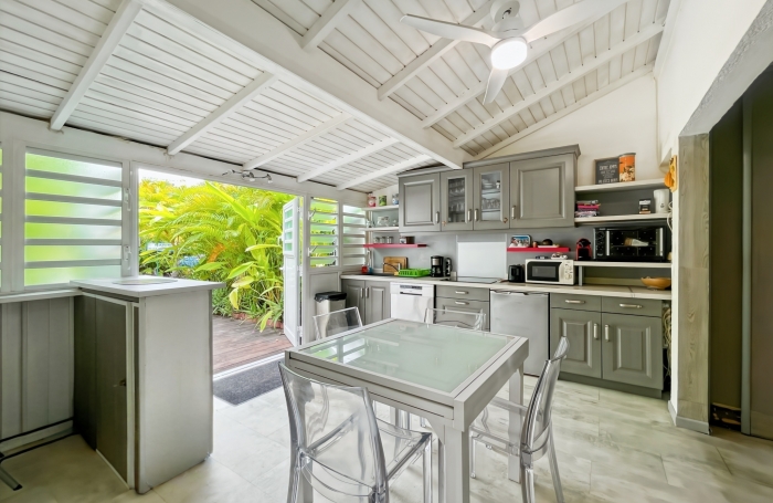 Rare T3 sur Jardin. Résidence fermée avec piscines. Accès marina.